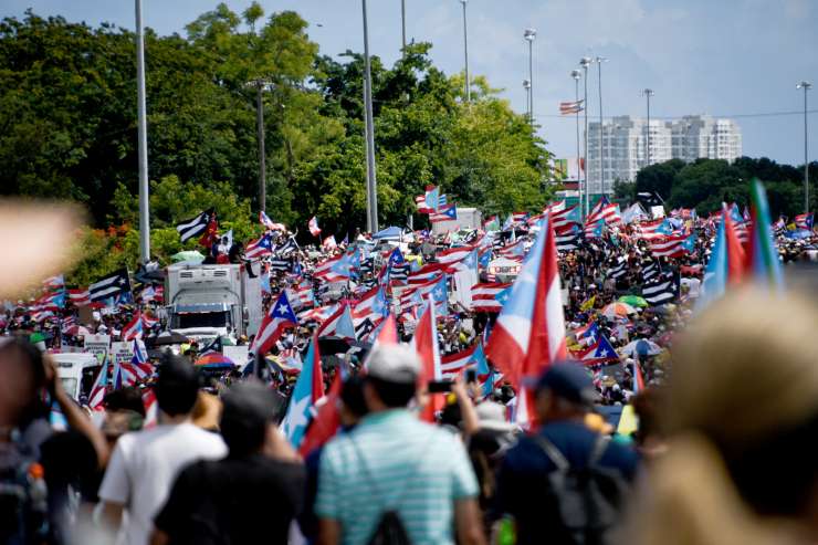 Portoričani na največjih protestih v zadnjih 15 letih zahtevali odstop guvernerja