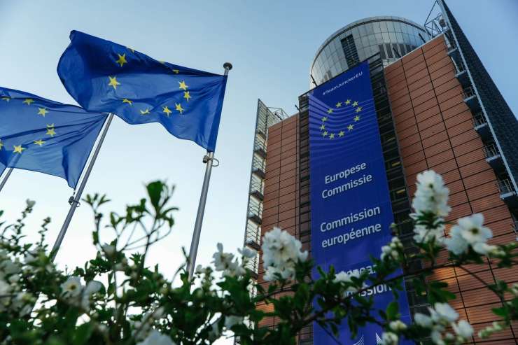 Evroposlanci Evropski komisiji grozijo s tožbo