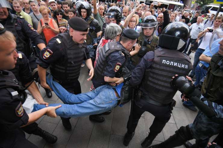Nemčija kritizira Rusijo zaradi aretacij protestnikov