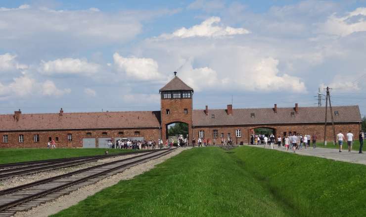 Kar 400 potomcev je praznovalo 104. rojstni dan praprababice, ki je preživela Auschwitz