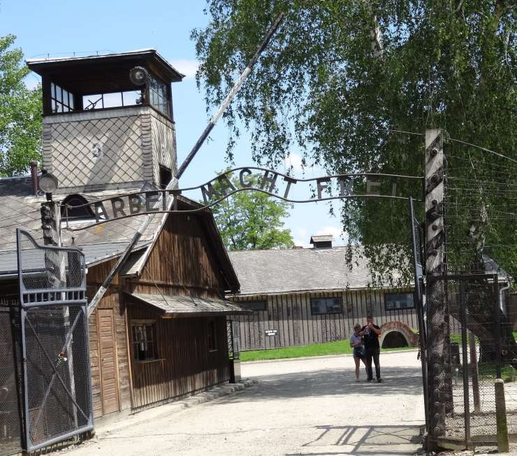 V muzeju Auschwitz lani našteli rekordnih 2,3 milijona obiskovalcev