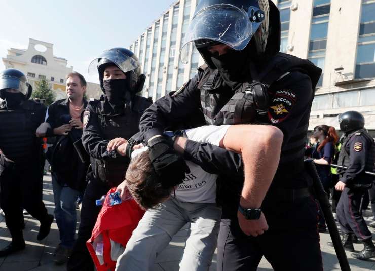 Rusija protestnikom grozi z odvzemom otrok