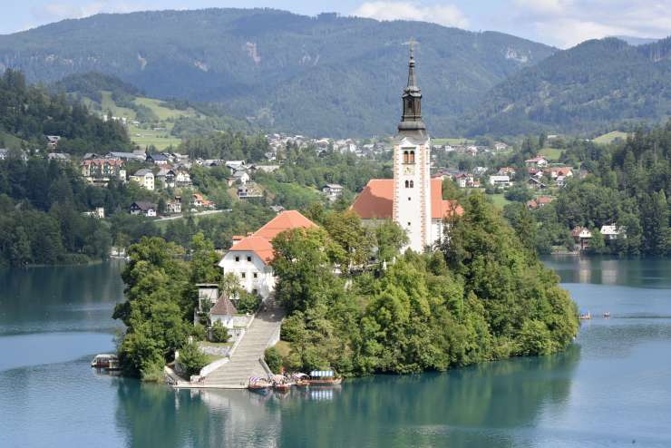 Utopitev na Bledu: Švicar utonil med plavanjem od otoka proti obali, znanec ga je neuspešno reševal