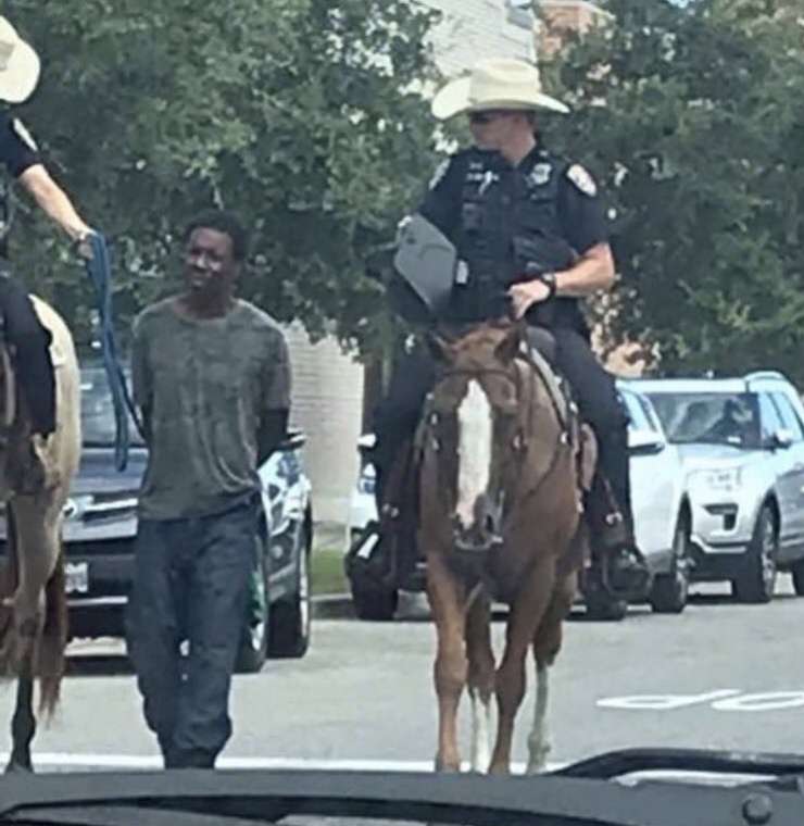 Ponižujoče: teksaška policista na konjih sta skozi mesto na vrvi paradirala tempopoltega moškega