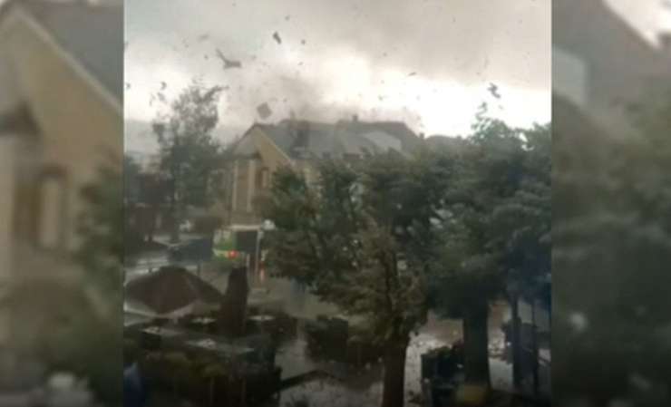Luksemburžani so strmeli: po državi je divjal ogromen tornado, ki je poškodoval na stotine hiš (VIDEO)
