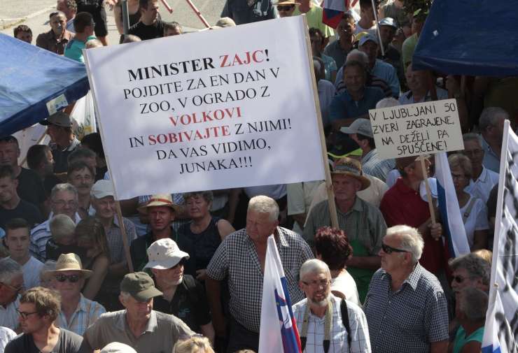 Kmetje "junaka" ministra Zajca pozivajo, naj se zapre v ogrado z zvermi in skuša sobivati z njimi (FOTO)
