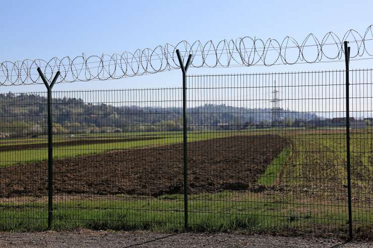 V Beli krajini srbsko podjetje Legi-SGS na Kolpi postavlja 40 kilometrov panelne ograje