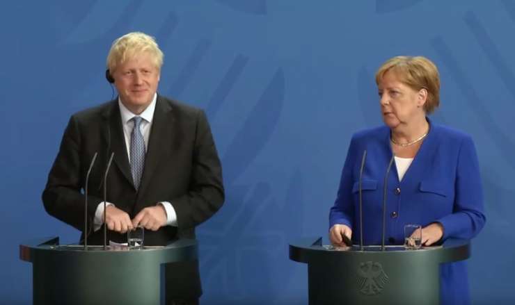 Johnsona v Berlinu "pozdravila" množica, ki je vzklikala "ustavite brexit"