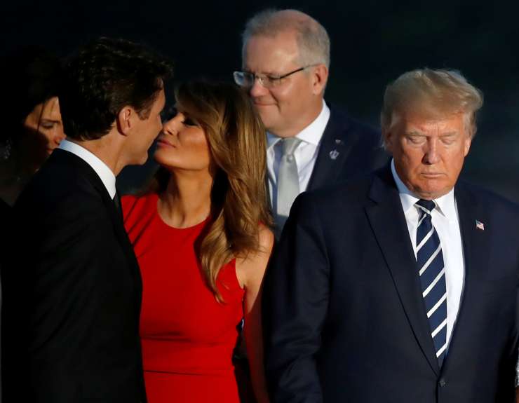 Uf, poglejte, kaj se je dogajalo za Trumpovim hrbom! Melania se je poljubljala s postavnim Kanadčanom (FOTO)