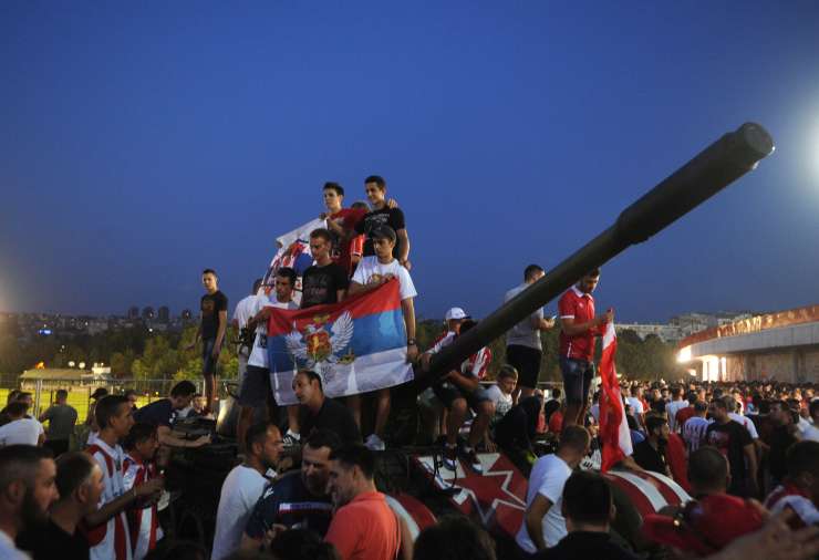 Navijači Crvene zvezde provocirali s tankom pred stadionom, navijači Dinama so jim odgovorili s traktorjem