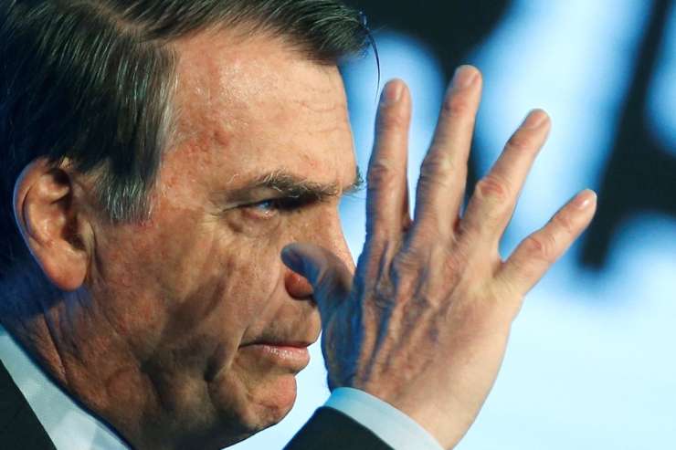 Brazilski predsednik nasprotuje omejevanju gibanja v boju proti virusu