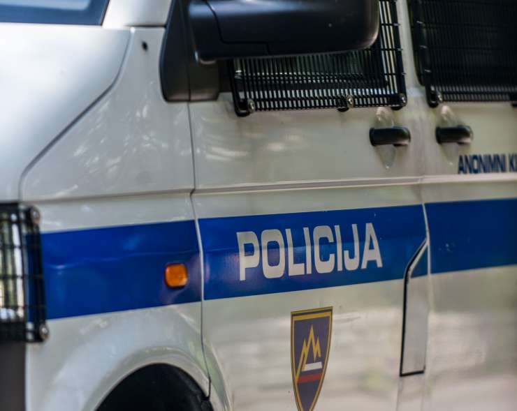 Pri Novem mestu 16-letnik doma sunil avto in norel po Dolenjski: policijsko vozilo je skušal zriniti s ceste
