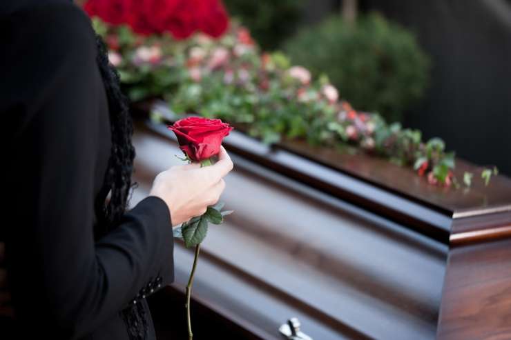Nova pravila za pogrebe: odsvetovani pevci in kropljenje, brez rokovanja in objemanja