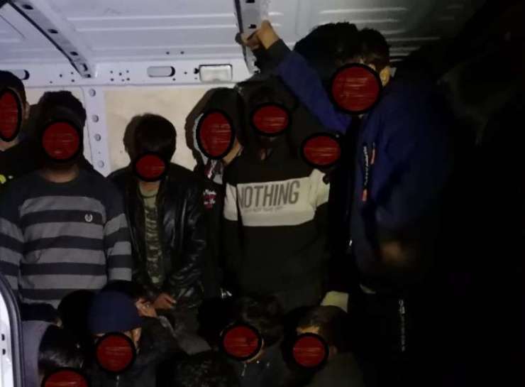 Kot sardine: Ljubljančan v kombi stlačil kar 40 ilegalcev (FOTO)