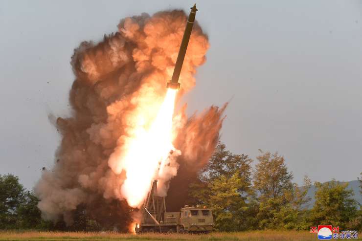 Severnokorejska raketa eksplodirala v zraku