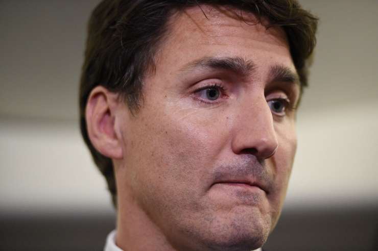 Trudeau se otepa očitkov rasizma zaradi barvanja obraza v rjavo