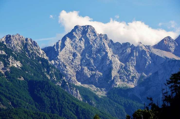 Nova tragedija v gorah: na območju Ojstrice 69-letni planinec zdrsnil v globino