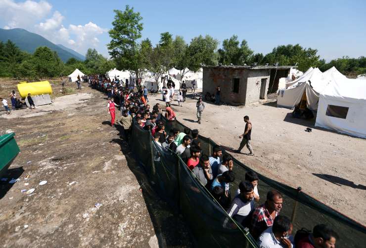 EU namenja dodatno pomoč za migrante v BiH in pričakuje njihovo preselitev iz Vučjaka