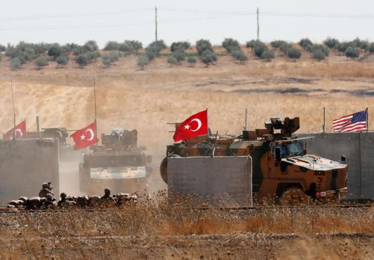 Turčija po umiku Američanov napadla Kurde na severu Sirije