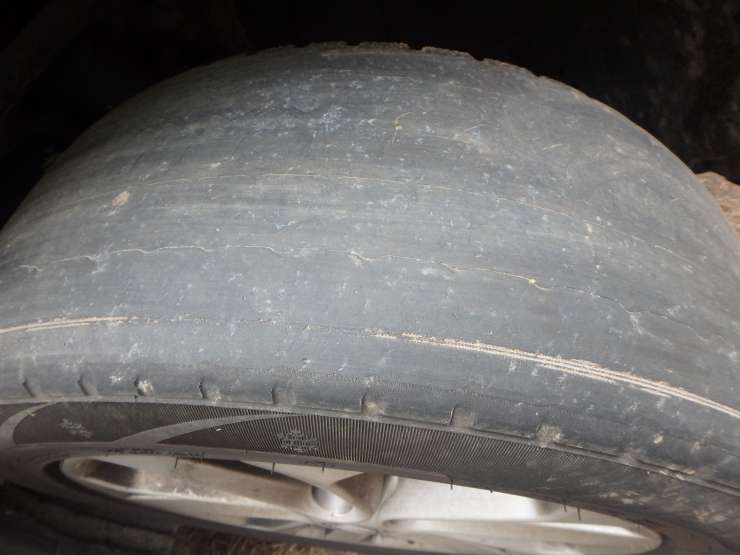 Neverjetno: poglejte, s kako obupno zlizanimi pnevmatikami se je po Mariboru vozil 20-letnik brez izpita (FOTO)