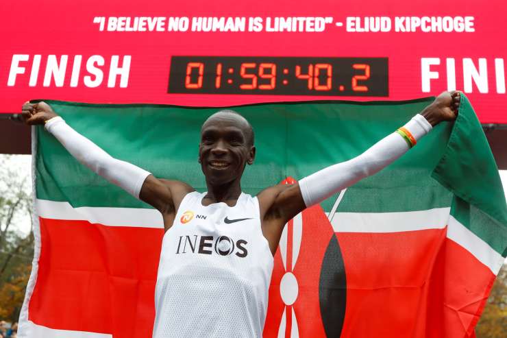 Izjemen dosežek Eliuda Kipchogeja: Kenijec je kot prvi maraton pretekel v manj kot dveh urah