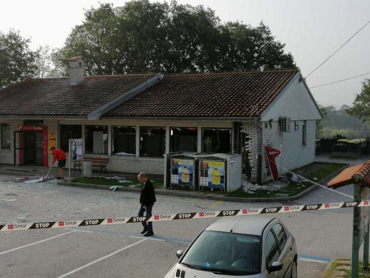 Na Vipavskem je počilo: poglejte, kako so roparji v Črničah razstrelili bankomat (FOTO)