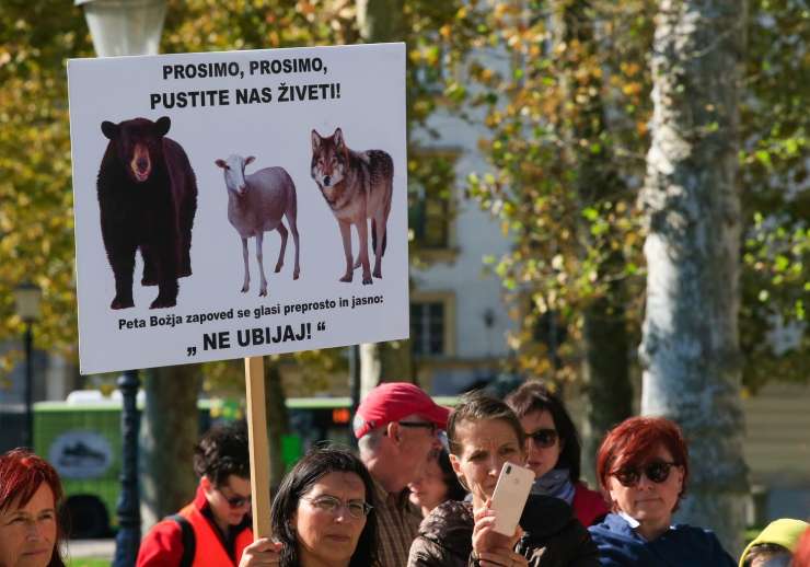 Nasprotniki odstrela zveri so v Ljubljani opominjali: Peta božja zapoved se glasi preprosto in jasno: Ne ubijaj!