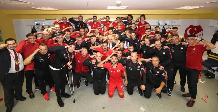 Turki vpletli politiko v nogomet in s salutiranjem proslavljali zadetek in zmago proti Albaniji