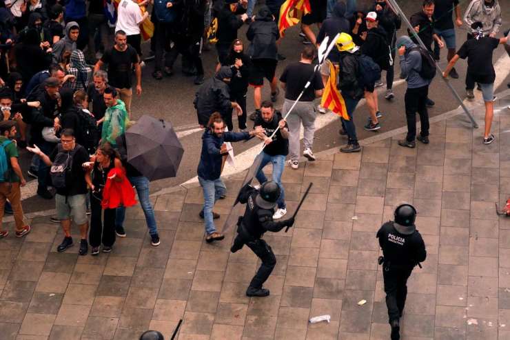 Bilanca petkovih protestov v Kataloniji: 182 ljudi ranjenih, 83 protestnikov aretiranih