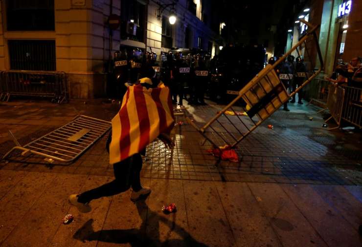 V Kataloniji splošna stavka proti obsodbi katalonskih voditeljev
