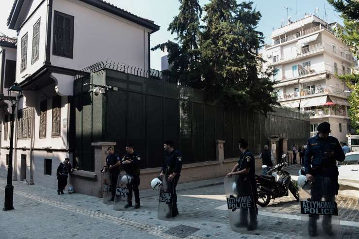 Grški anarhisti vdrli v turški konzulat v Solunu