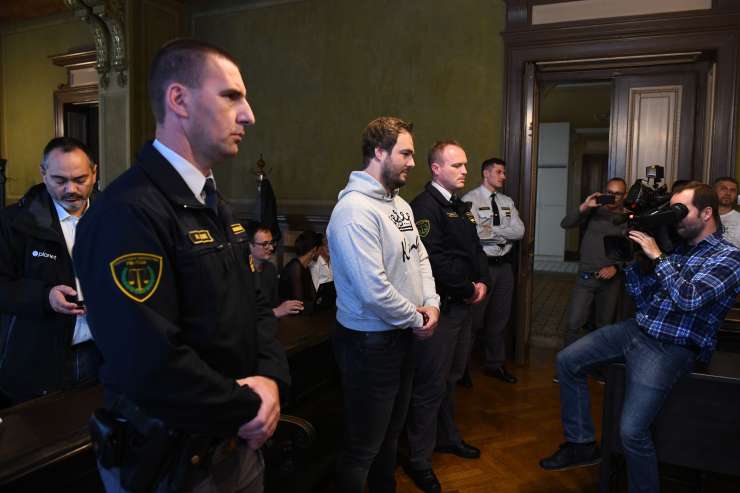 Odrezana roka: mama Sebastiena Abramova je spremenila svojo zgodbo in pravi, da so jo policisti ustrahovali