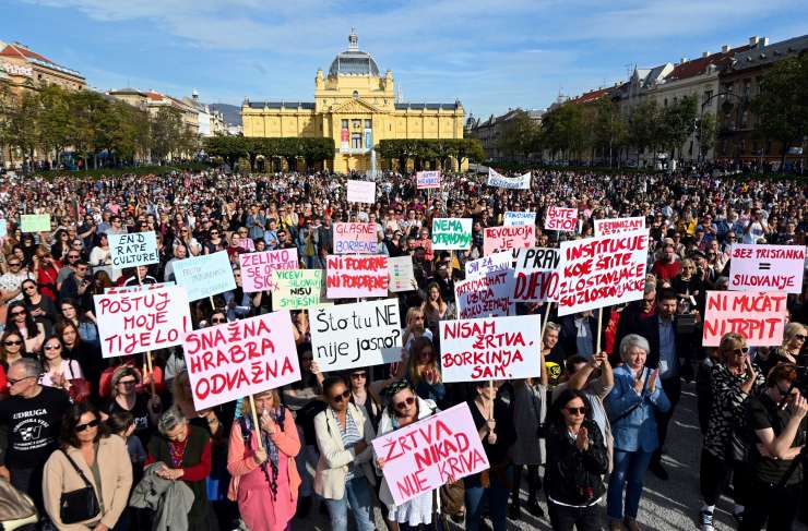 "Pravica za dekleta": Hrvati protestirajo zaradi izpustitve osumljencev skupinskega posilstva v Zadru