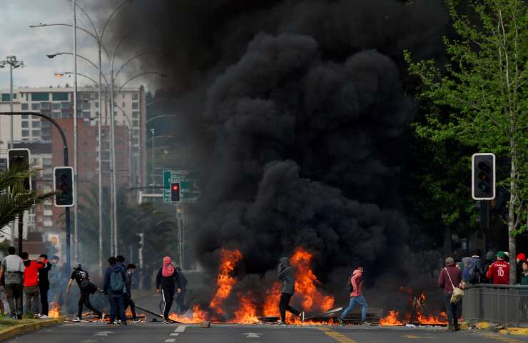 Nemiri v Čilu vse bolj smrtonosni, v požaru oropane tovarne umrlo pet ljudi
