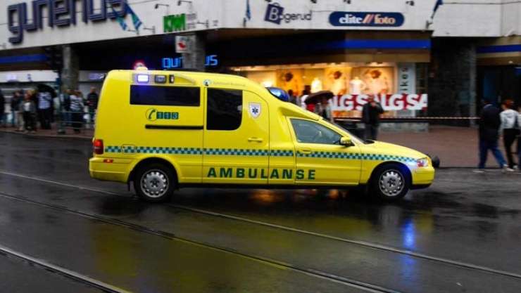 Napad z vozilom v Oslu: oborožen moški ukradel rešilca in z njim zapeljal v ljudi!