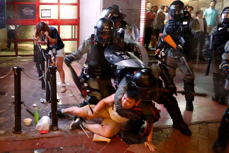 Dan po sprejetju spornega zakona v Hongkongu že prve aretacije oporečnikov