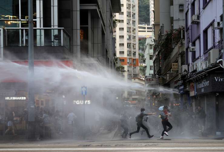 Srečno novo lepo vošči hongkonška policija: nad protestnike s solzivcem