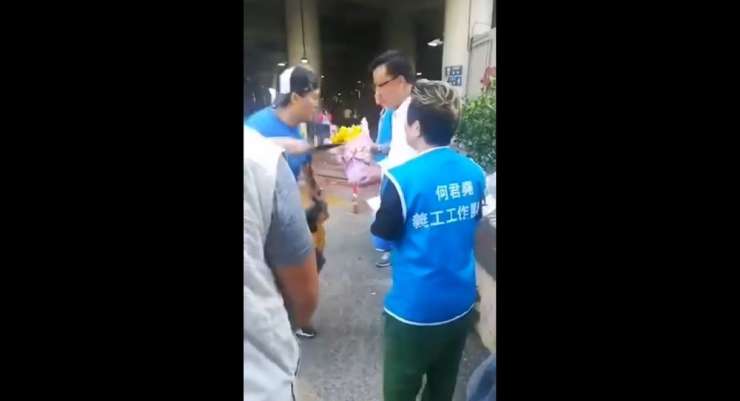Hongkonški protestnik z nožem napadel Pekingu naklonjenega politika (VIDEO)