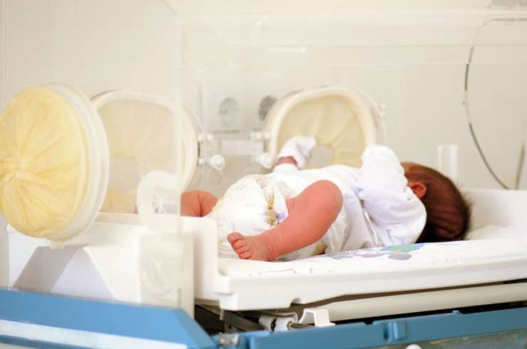 Nemška medicinska sestra naj bi z morfijem zastrupila pet dojenčkov