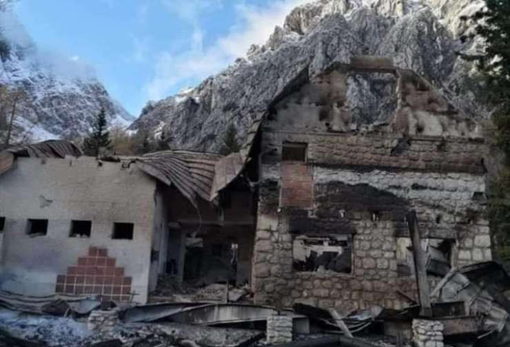 Planinski dom na Okrešlju do tal pogorel