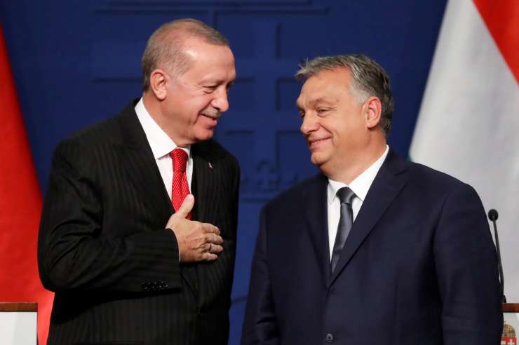 Varuha krščanske Evrope Orbana obiskal njegov najljubši musliman Erdogan, ki je sredi Budimpešte spet grozil Evropi