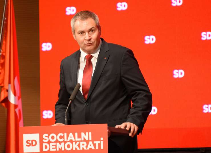 Židan svoje socialdemokrate svari pred razpadom koalicije in oblikovanjem desne vlade