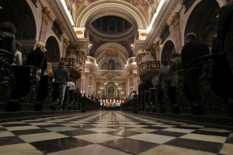 Zakaj so slovenske cerkve vse bolj prazne: število vernikov in duhovnikov se krči in stara