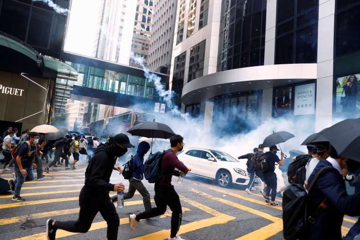 Kitajska je na ameriško podporo protestom v Hongkongu odgovorila s sankcijami