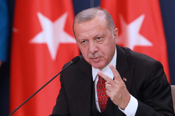 Erdogan grozi, da bo napadel sirske sile, če bodo turški vojaki v Siriji utrpeli poškodbe