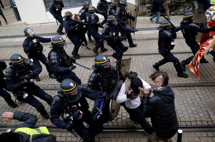 V Parizu spopadi med rumenimi jopiči in policijo