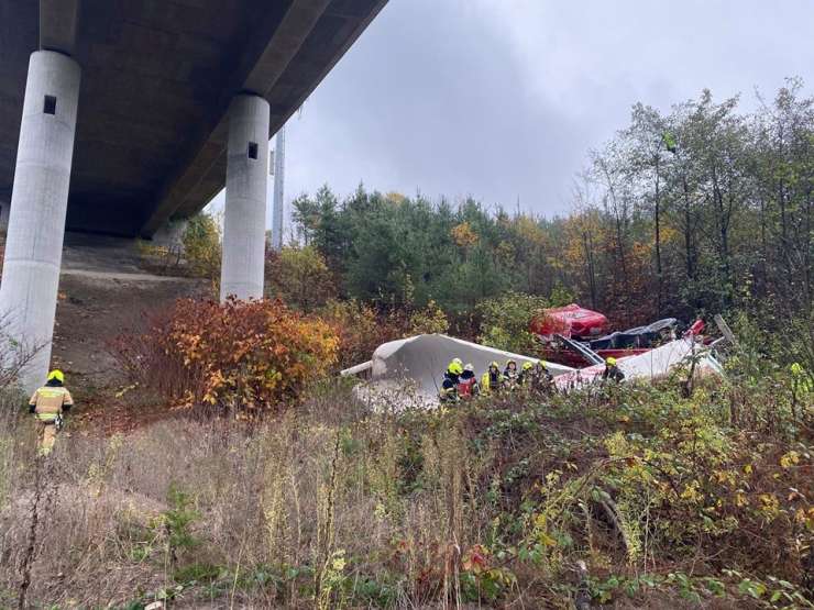 O smrti nekega tovornjakarja, ki je s cisterno zgrmel 20 metrov globoko z viadukta (VIDEO)