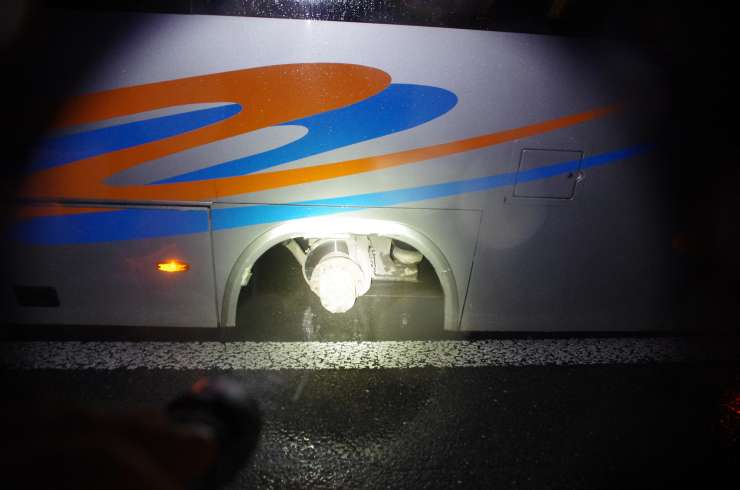 Šok za male potnike: avtobusu, ki je vozil 18 otrok, sta odpadli kolesi!