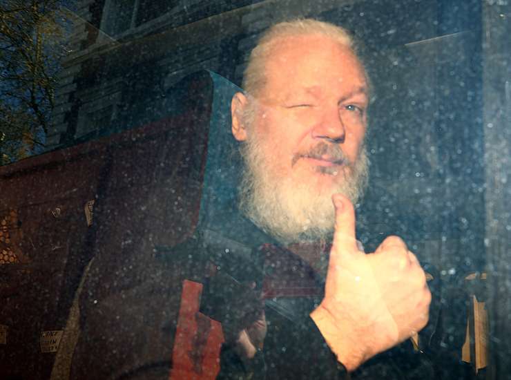 Julian Assange ostaja v priporu, ZDA so se pritožile zoper zavrnitev izročitve