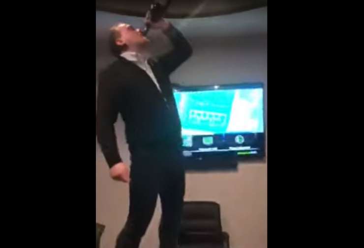 Koprskega birokrata pijanega dobili za volanom, zdaj ga tepe še posnetek plesa na mizi s steklenico v roki (VIDEO)